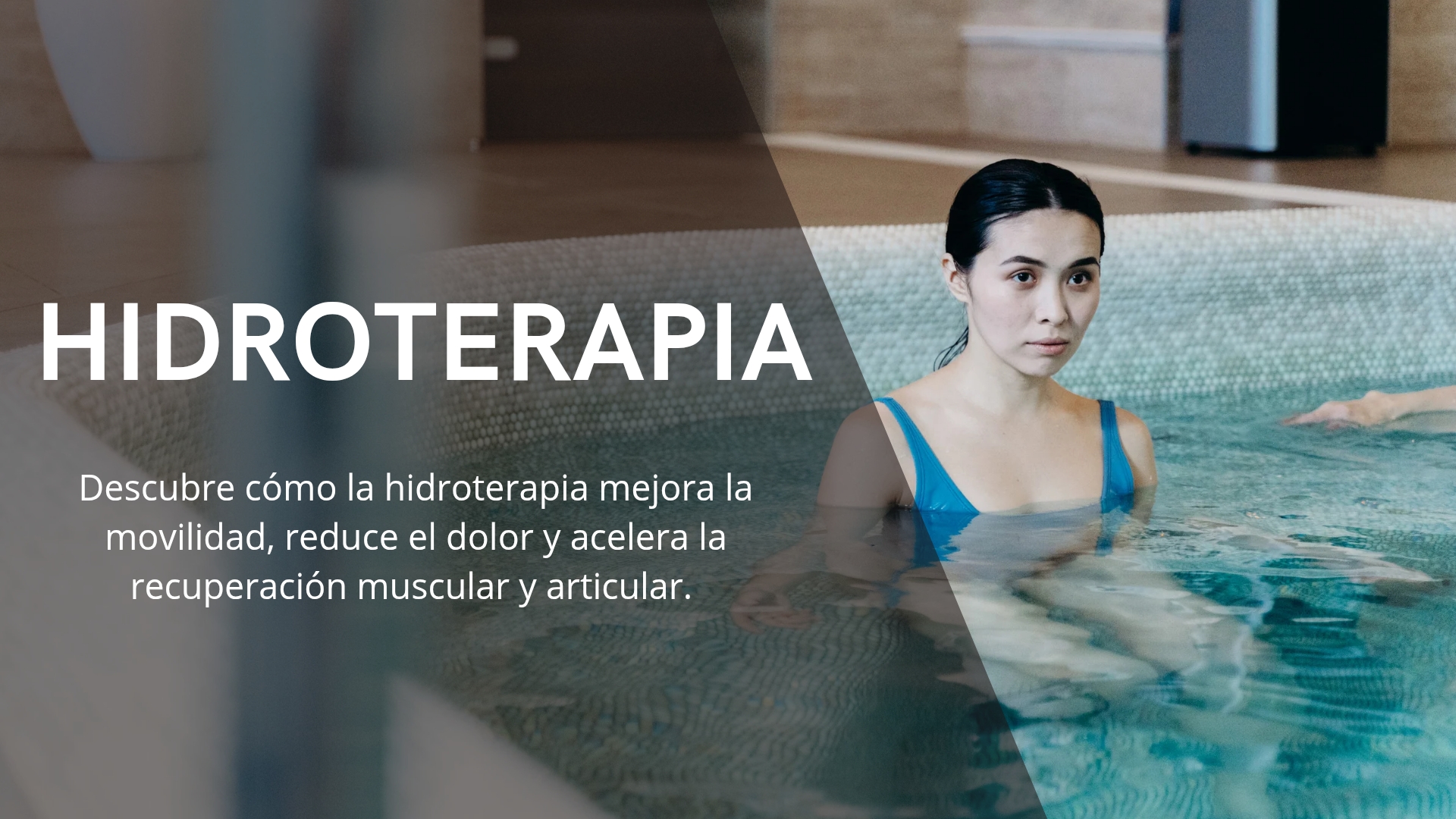 Joven en una sesión de hidroterapia realizando ejercicios de rehabilitación física en una piscina, enfocada en mejorar su movilidad y recuperación