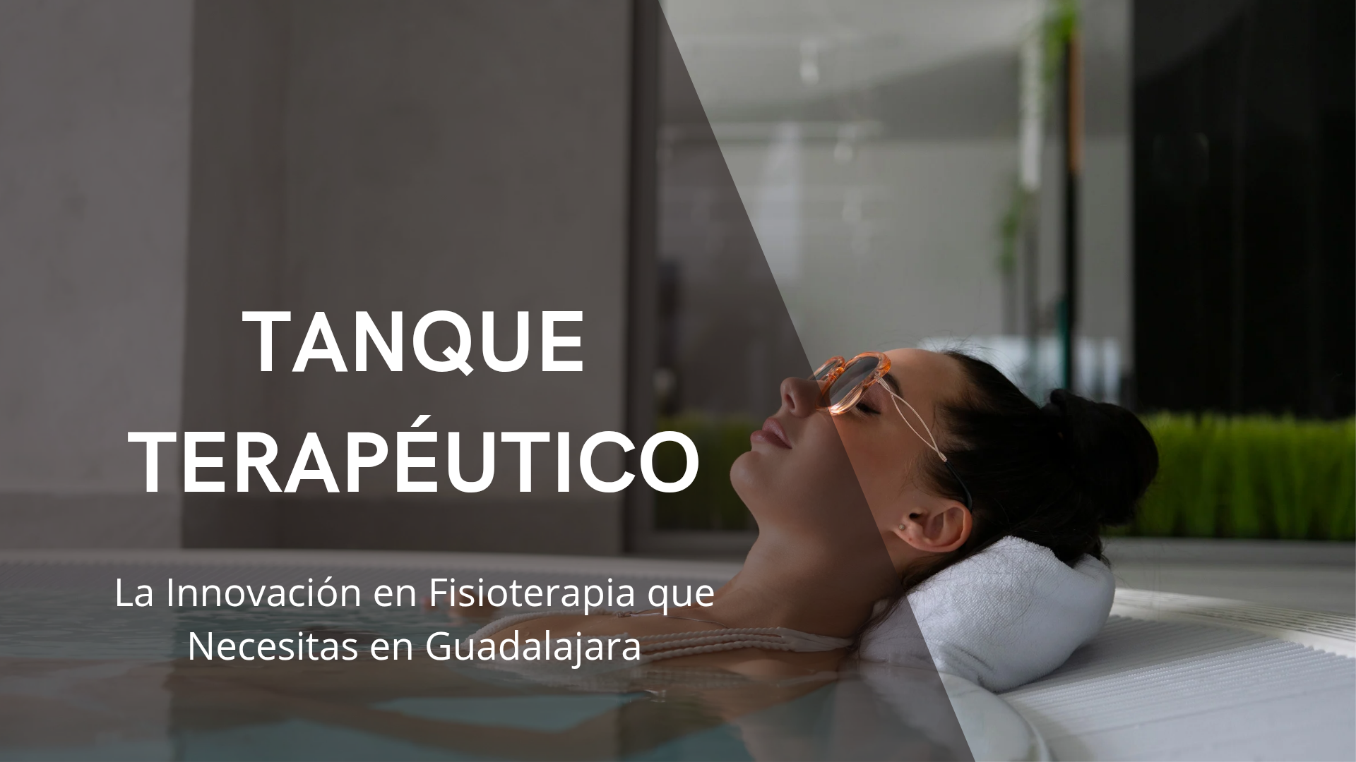 Paciente realizando ejercicios en tanque terapéutico en clínica de fisioterapia en Guadalajara para rehabilitación y recuperación segura.