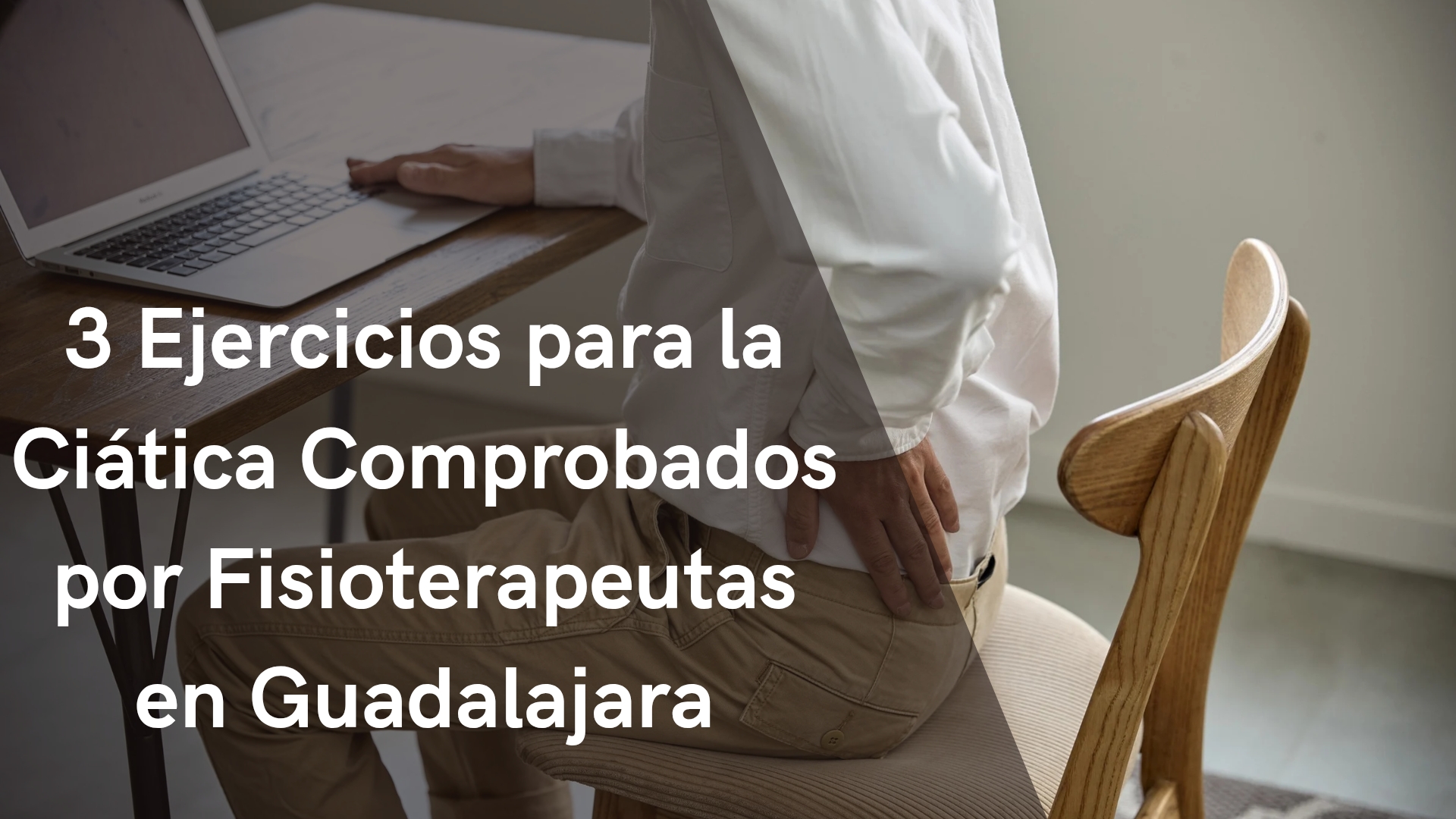 Paciente realizando ejercicios de fisioterapia para aliviar el dolor ciático en una clínica de fisioterapia en Guadalajara.