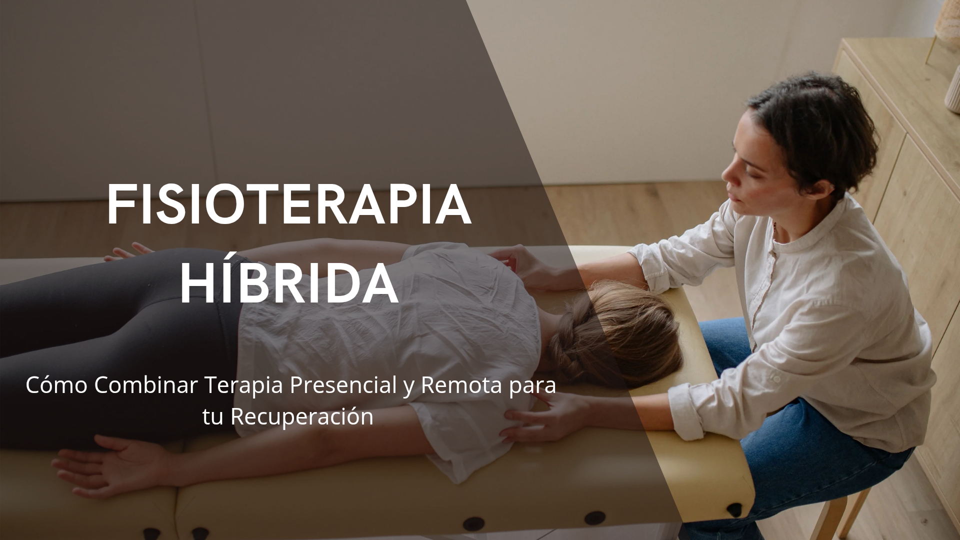 Paciente realizando fisioterapia híbrida en Guadalajara combinando terapia presencial en clínica y ejercicios guiados desde casa
