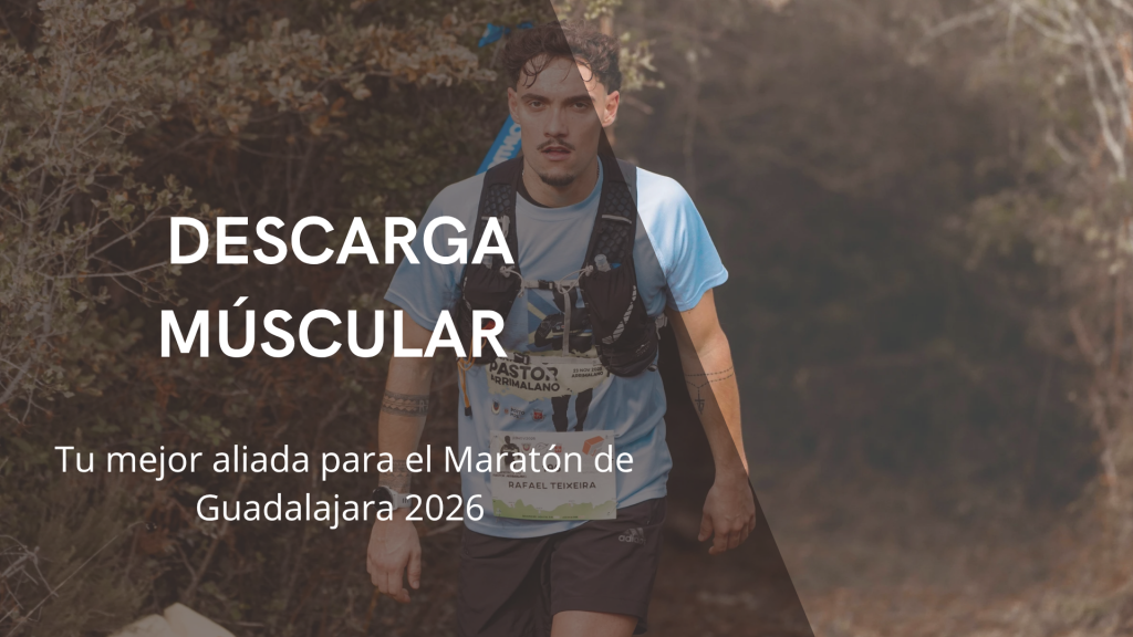 Fisioterapeuta realizando descarga muscular profunda en piernas de corredor que se prepara para el Maratón de Guadalajara 2026